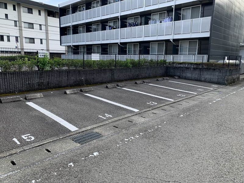 レオパレスアデッソⅠ 駐車場