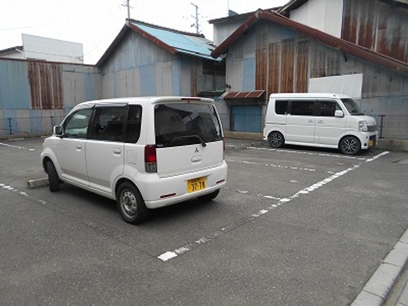 レオパレスマ　メゾン 駐車場