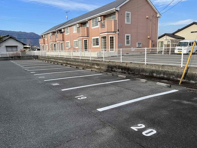 レオパレスルミエール 駐車場
