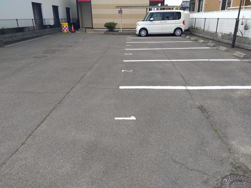 レオパレス華Ⅱ 駐車場
