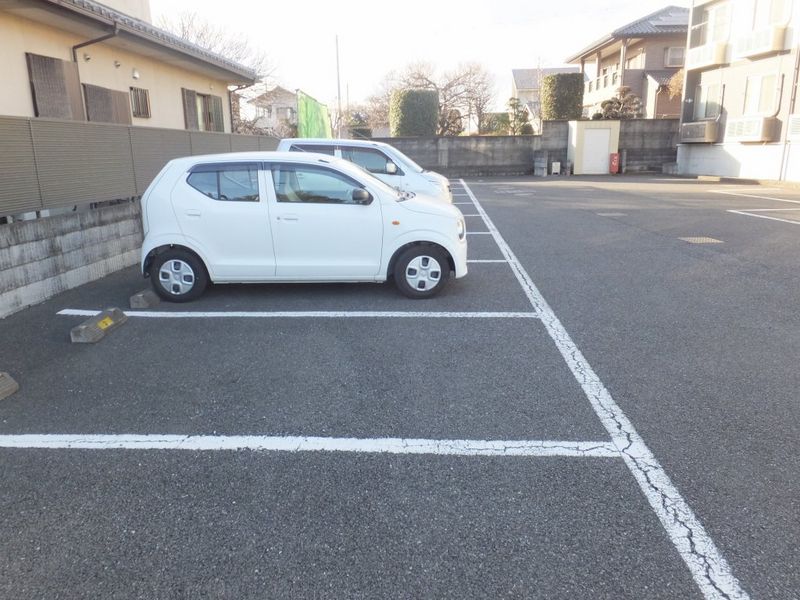 レオネクストシュラインＲｅｄ 駐車場