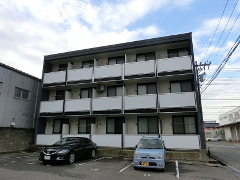 レオパレスマハロ 駐車場