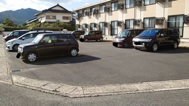 レオパレス長通川 駐車場