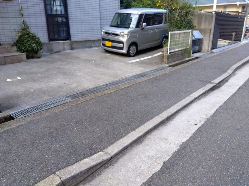 レオパレスＴＯＭＯＭＡＴＳＵ 駐車場