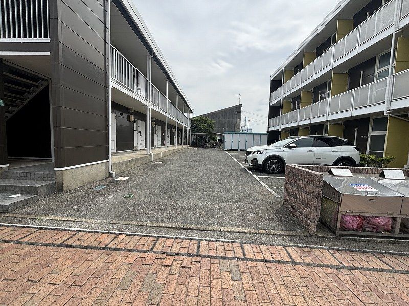 レオパレスエスト長府 駐車場