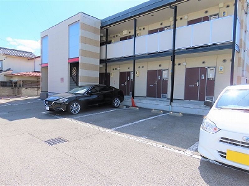 レオパレスアゼリア 駐車場