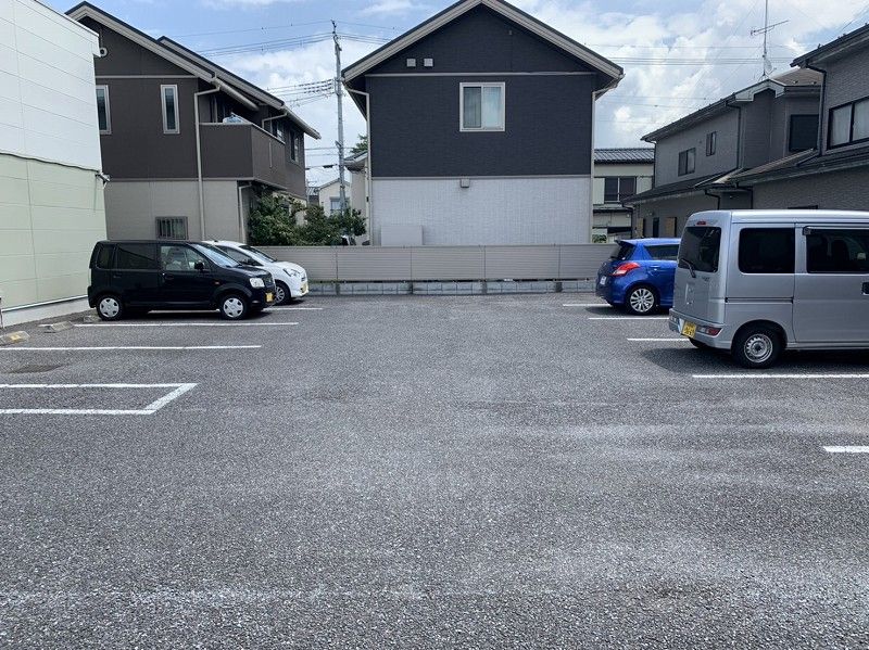 レオパレスゼオン 駐車場