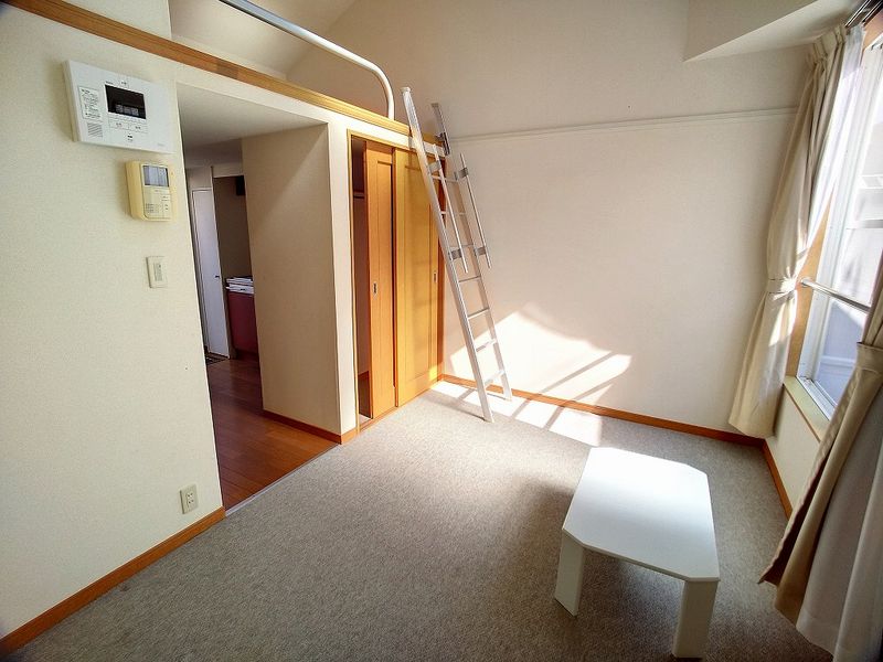 レオパレスメゾン・ド・ユキ 居間