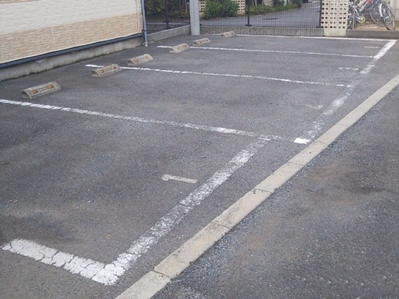 レオパレスセルリアン 駐車場