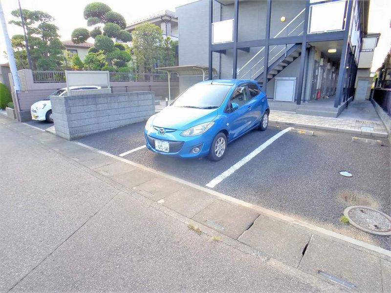 レオパレスルフラン東越谷 駐車場