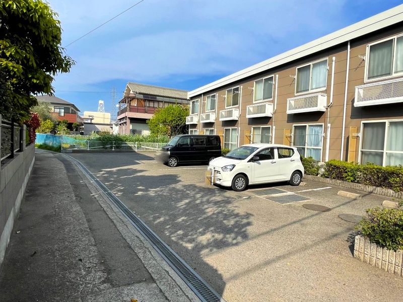 レオパレスプルミエール 駐車場