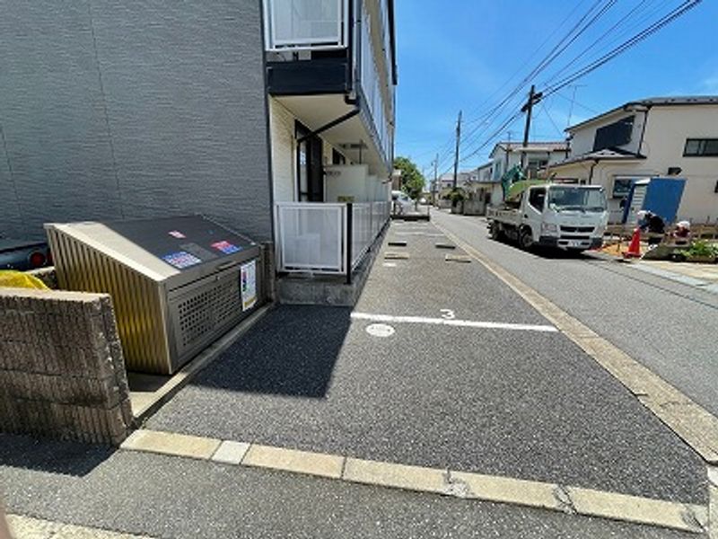 レオパレスＫｏｓｍｏｓ 駐車場
