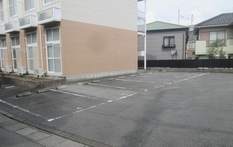 レオパレスジュネス０４ 駐車場