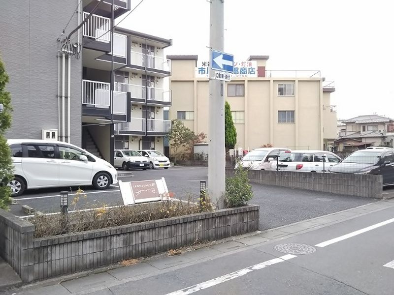 レオパレスアウロラ 駐車場