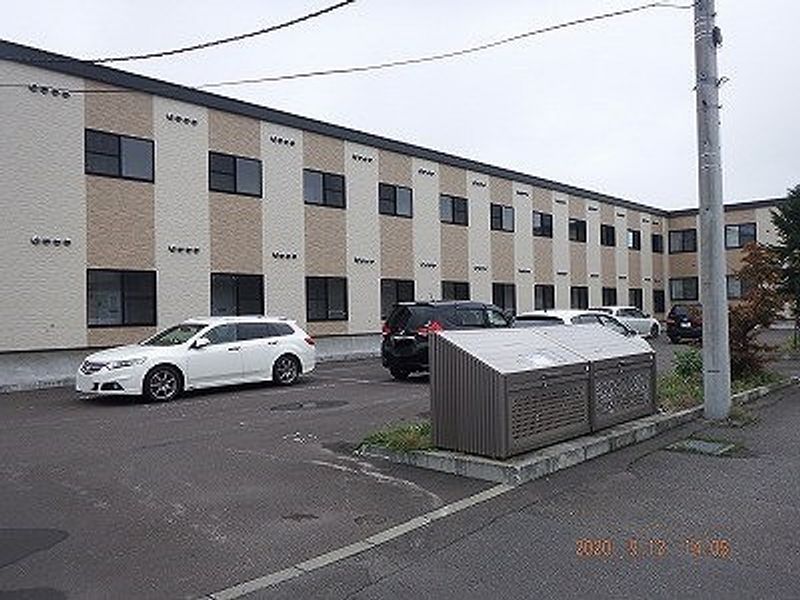 レオパレスグランデカーサ 駐車場