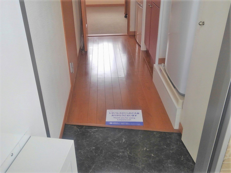 レオパレス裕 玄関