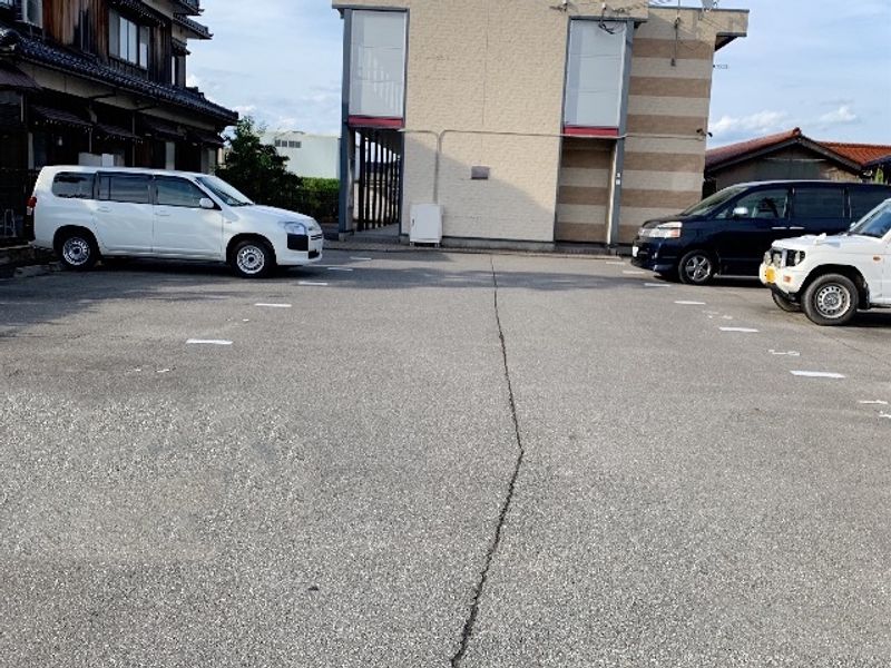 レオパレスフルールエルテライ 駐車場