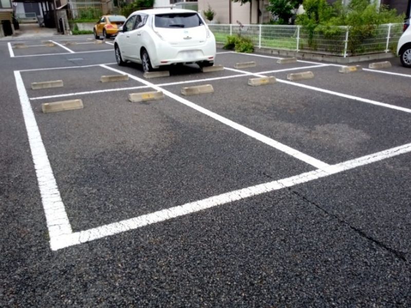 レオパレスクリスタルパレス 駐車場