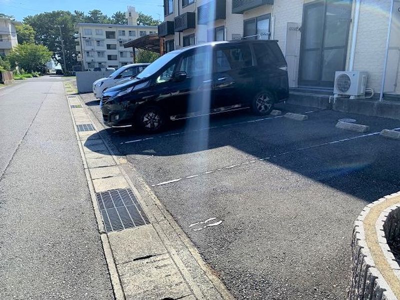 レオパレスアルバ 駐車場