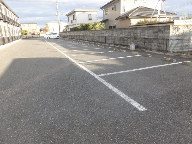 レオパレスミヤ 駐車場