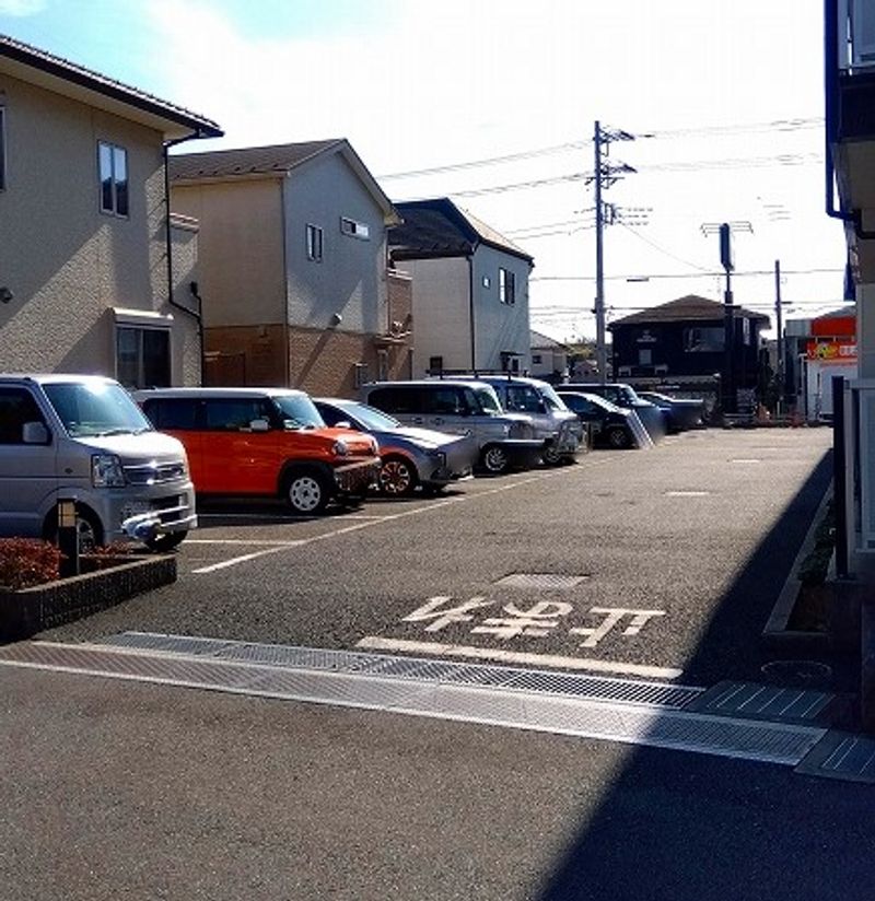 レオパレスめぐみ 駐車場