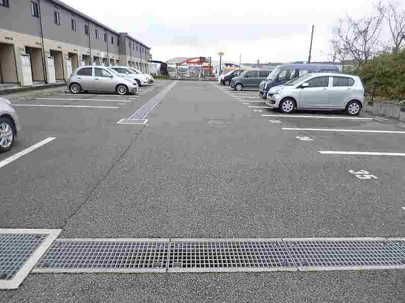 レオパレスインペリアルⅡ 駐車場