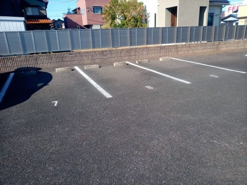 レオパレスグランディスリング 駐車場