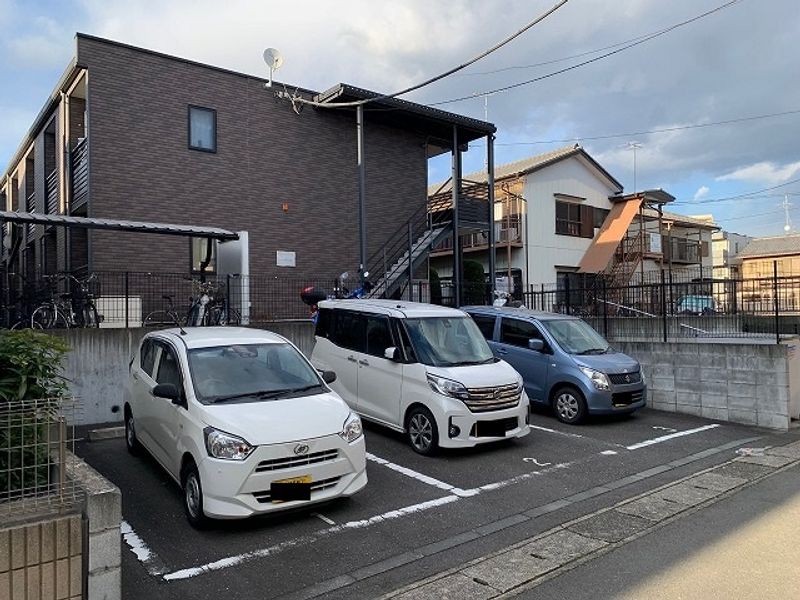 レオネクストフェニックス久末 駐車場