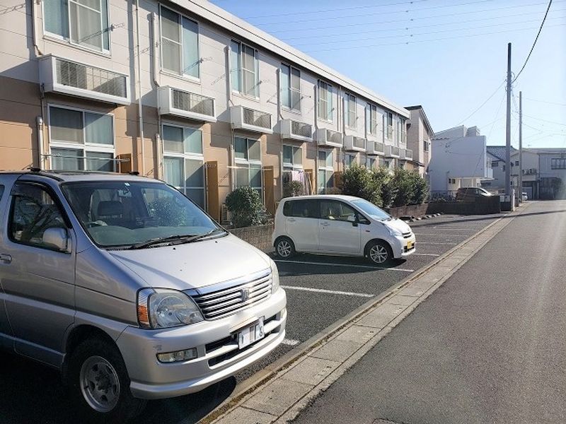 レオパレスグリーン青毛 駐車場