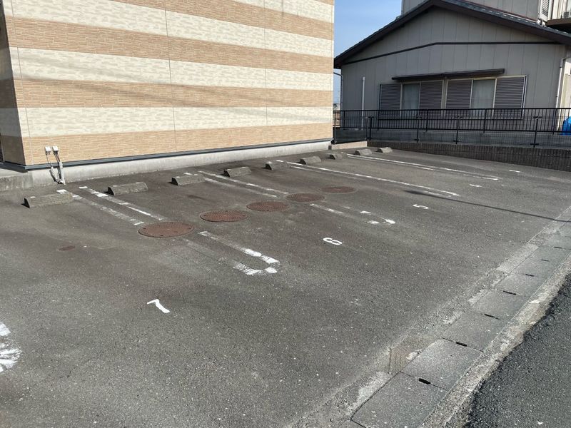 レオパレスウェルネス笹 駐車場