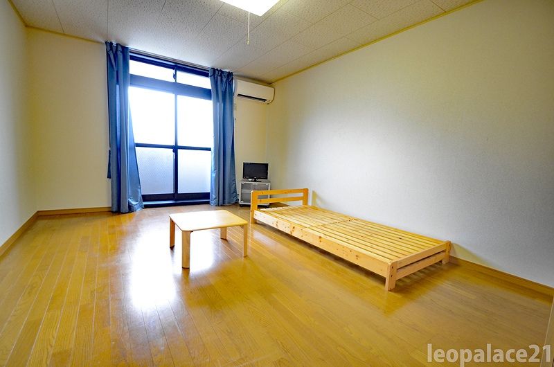 レオパレス花立 居間