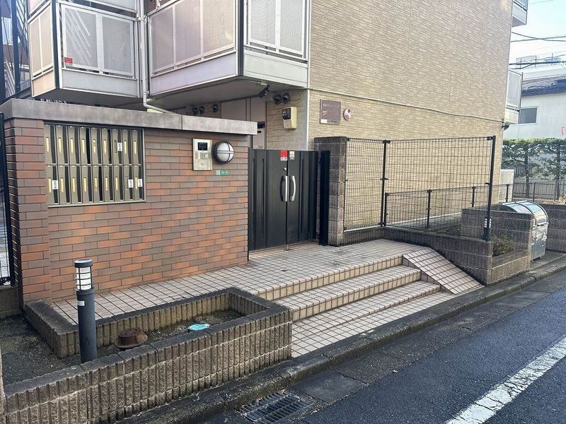 レオパレスカーサ　グリチーネ エントランス