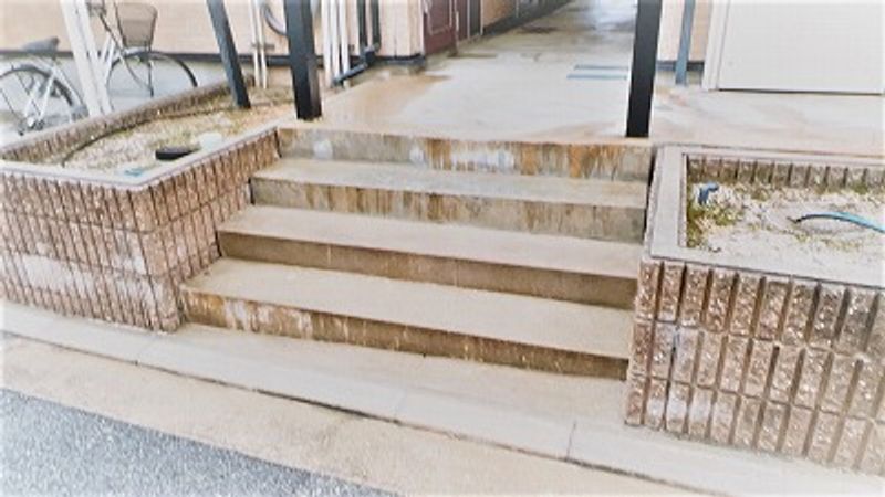 レオパレス道意１号 エントランス