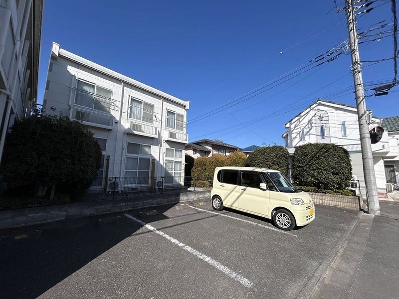 レオパレスひばりヒルズ 駐車場
