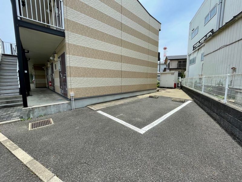レオパレスシェドゥーブル 駐車場