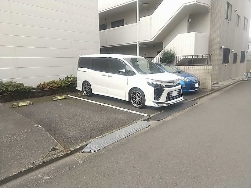 レオパレス寿 駐車場