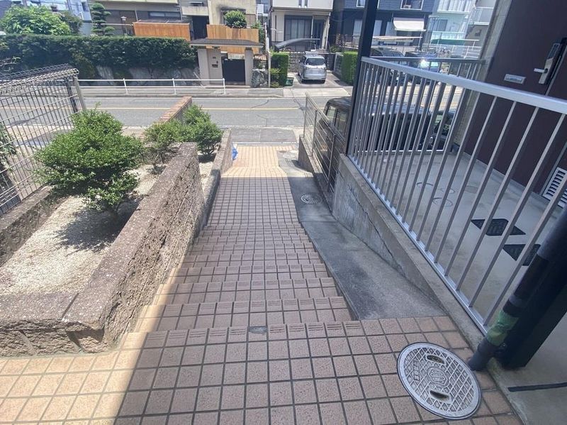 レオパレス鴻の巣 エントランス