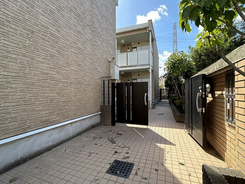 レオパレスフリージア エントランス