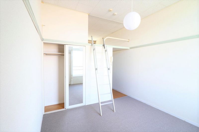 レオパレスＲＯＹＡＬＣＯＵＲＴ 居間