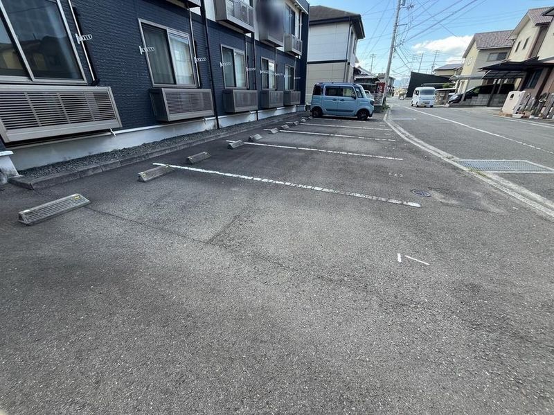 レオネクストモミの木 駐車場