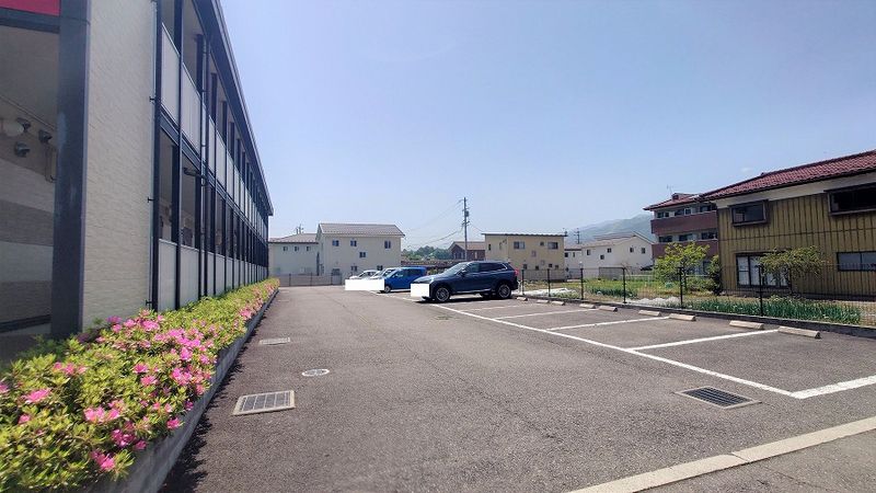 レオパレス平出 駐車場