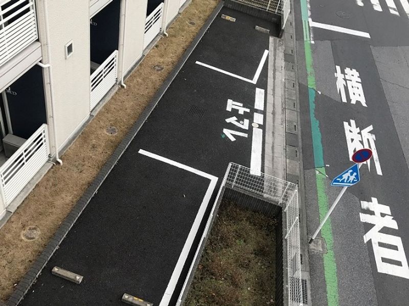 LEONEXT Salire III Parking lot