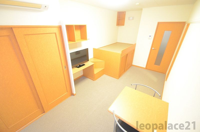 レオパレス平七屋 居間