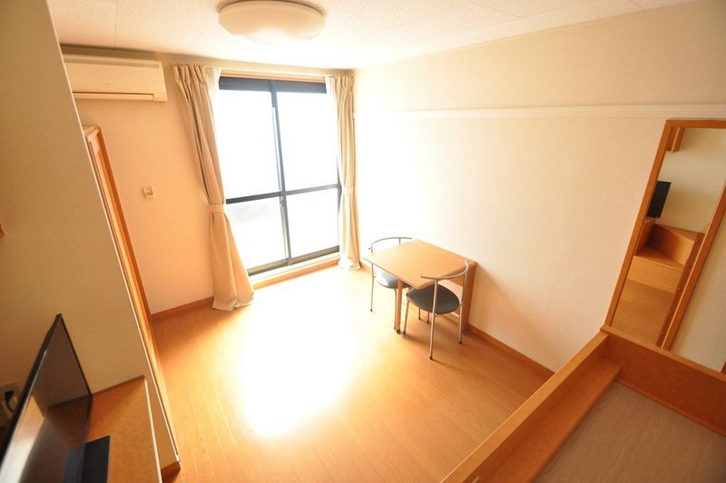 レオパレスフォレー 居間