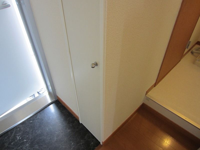 レオパレスウィル 玄関