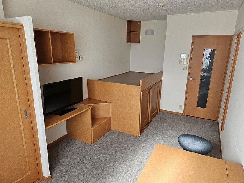 レオパレスウッズ春日 居間