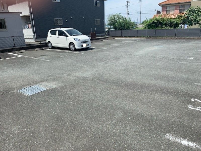 レオパレスレモンの木 駐車場