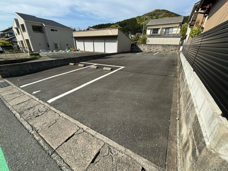 レオパレス二本木 駐車場