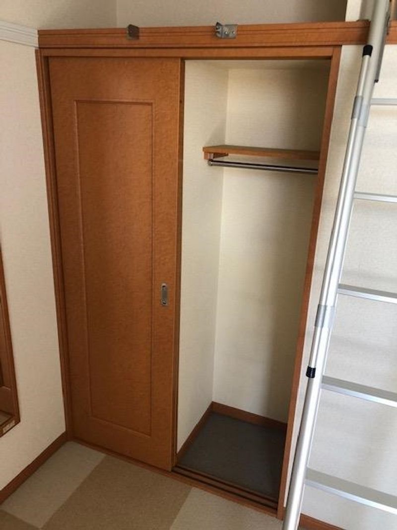 レオパレスカナサラ 収納