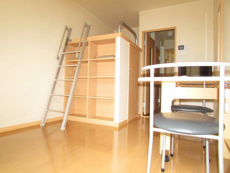 レオパレスメトロ六番町 居間